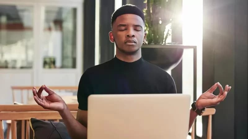 Três técnicas de meditação para aliviar estresse no trabalho