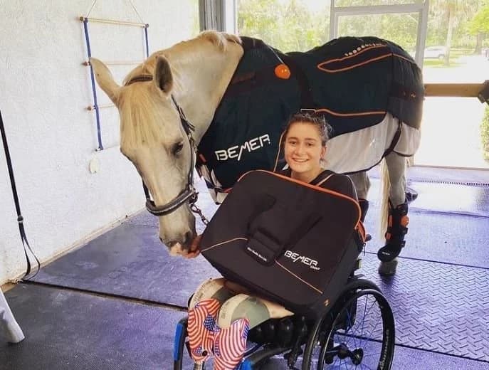 Ela perdeu as pernas no atentado de Bruxelas e agora está competindo a cavalo nas paraolimpíadas