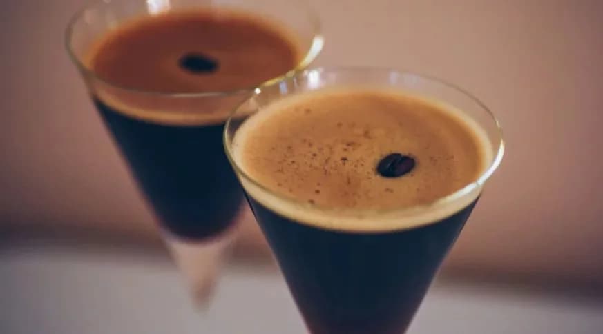 Um café ou um drinque. A relação entre esses dois mundos está mais estreita do que nunca
