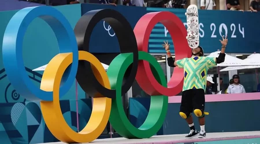 Augusto Akio é bronze no skate park nas Olimpíadas
