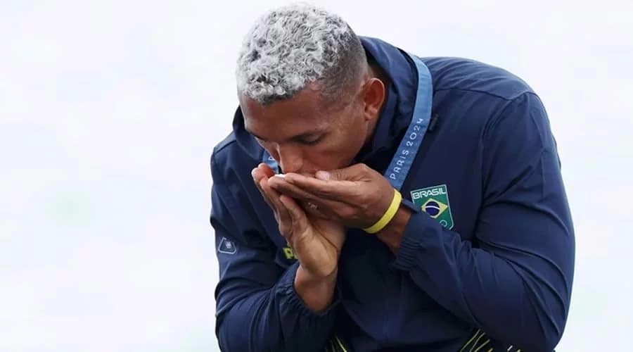 Isaquias Queiroz garante medalha de prata na canoagem C1 1000m
