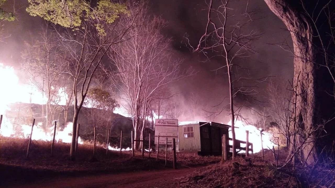 Incêndio no Parque Estadual do Pau Furado em Uberlândia já passa de 24 horas