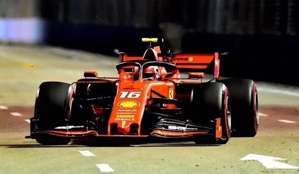 Leclerc supera Hamilton e coloca Ferrari na frente do terceiro treino em Singapura