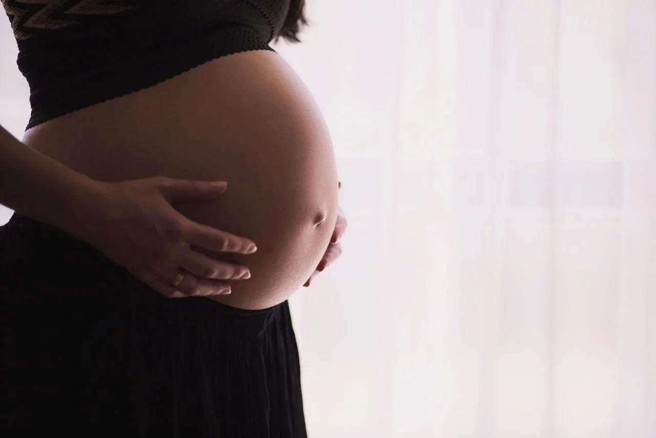 Poluição do ar pode chegar à placenta durante a gravidez, diz estudo