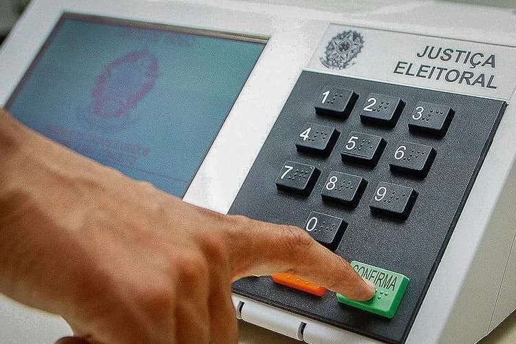Eleitor que se recusar a entregar celular a mesário será impedido de votar, diz TSE