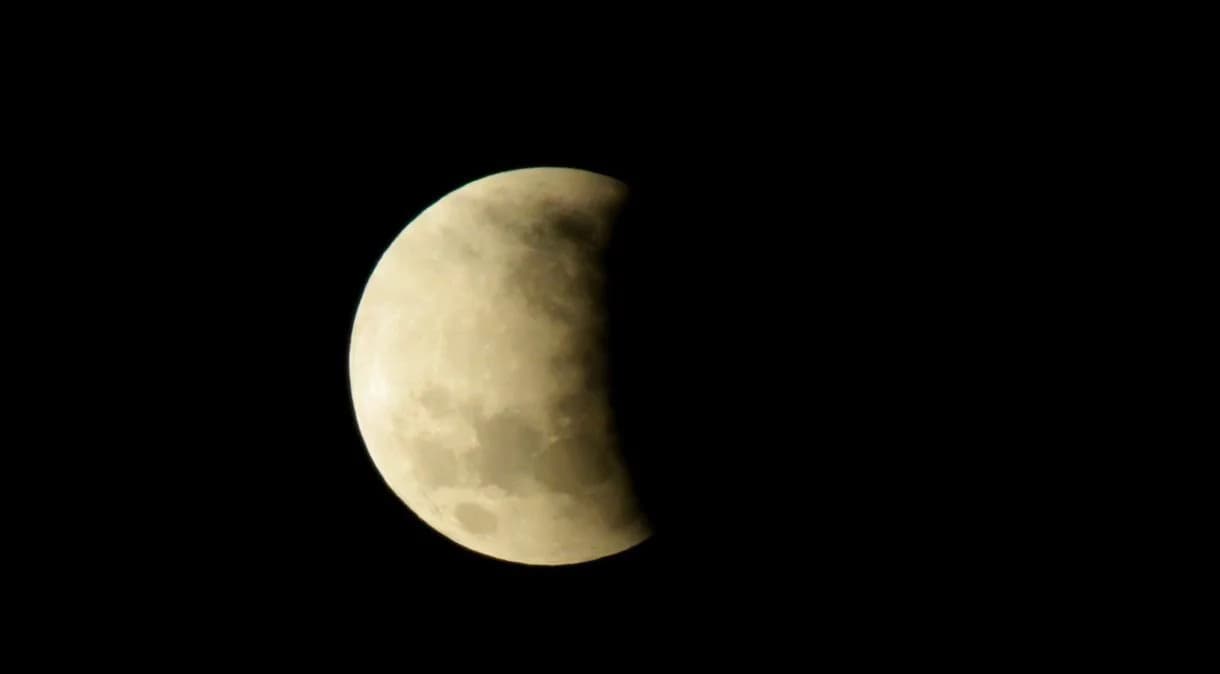 Superlua e eclipse parcial acontecem juntos nesta terça (1709)