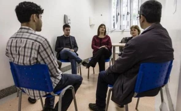Vício em celular chega a consultórios e já preocupa médicos no Brasil