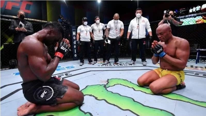Hall se ajoelha, chora e pede desculpas após nocautear ídolo Anderson Silva