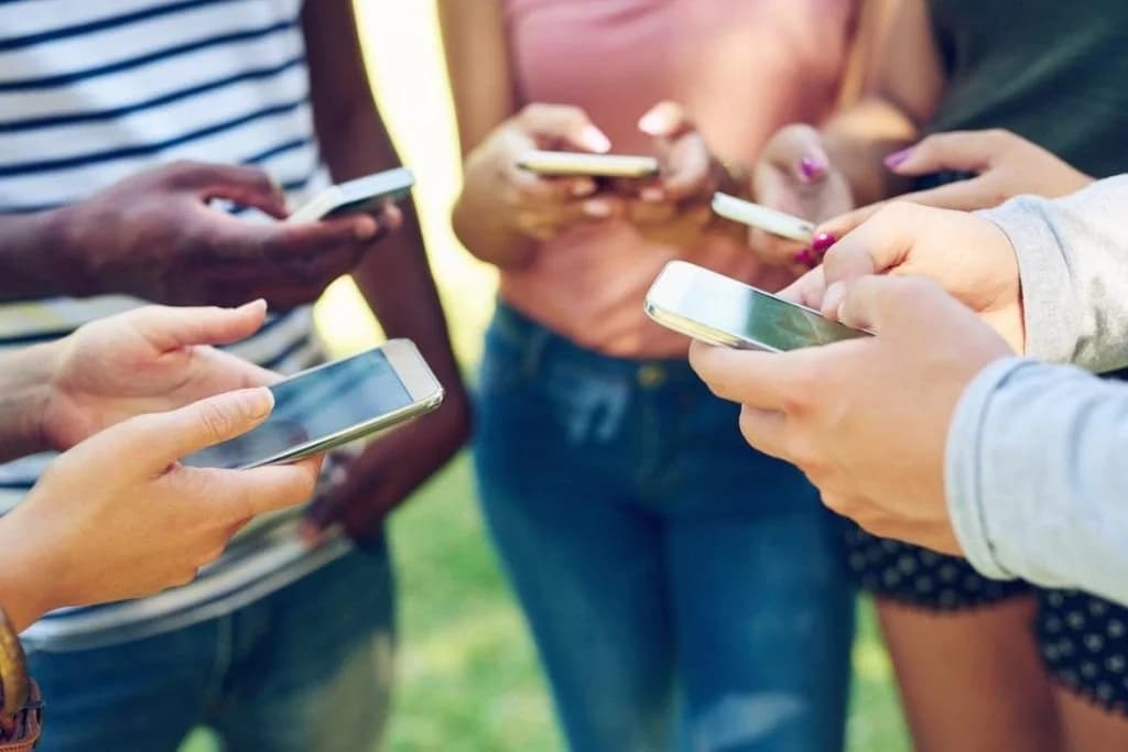 Uso prolongado de celular pode causar lesões na mão, alerta ortopedista