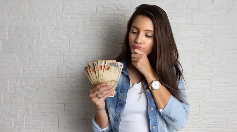 O que fazer com o décimo terceiro salário: pagar dívidas, investir ou gastar?