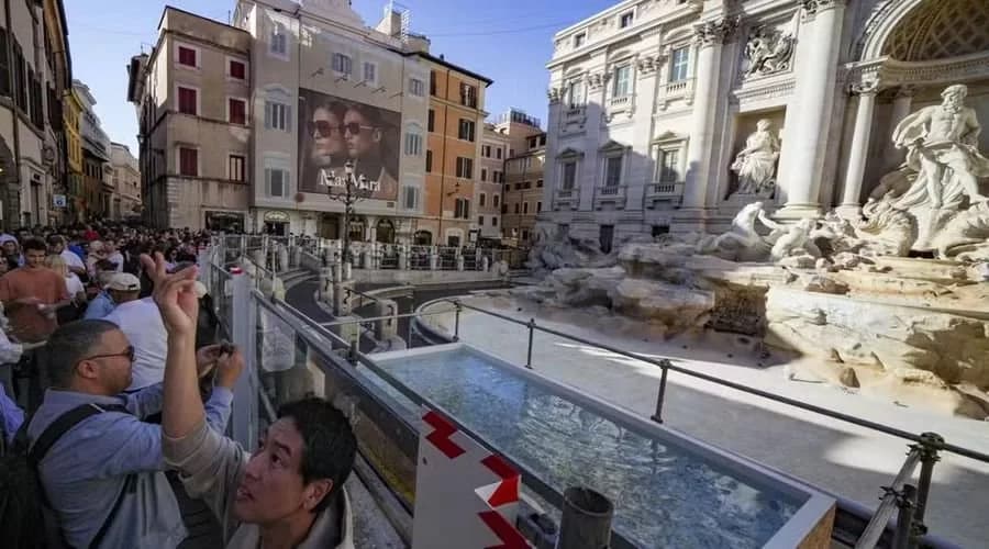 Roma monta piscina improvisada em frente à Fontana di Trevi para turistas jogarem moedas