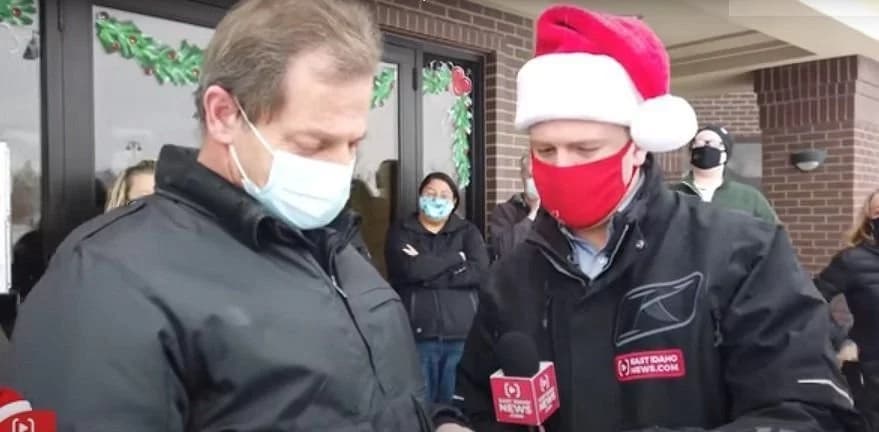 Homem que era sem-teto fica dominado pela emoção quando o Papai Noel secreto o surpreende