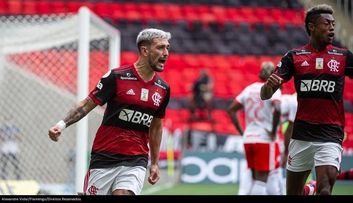 Flamengo vence Inter de virada e assume a liderança do Brasileiro