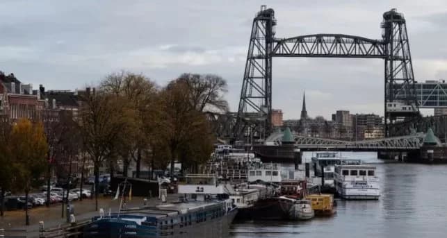 A ponte histórica que será desmontada para iate de Jeff Bezos passar