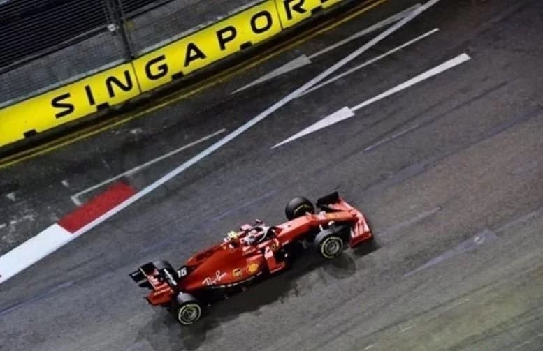 Leclerc supera Hamilton e coloca Ferrari na frente do terceiro treino em Singapura