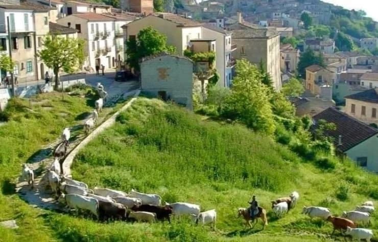 Casas de cidade na Itália são vendidas a 6 reais, próximo a Roma