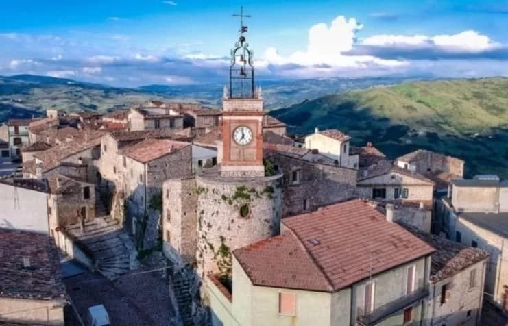Casas de cidade na Itália são vendidas a 6 reais, próximo a Roma