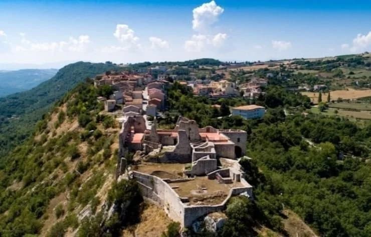 Casas de cidade na Itália são vendidas a 6 reais, próximo a Roma