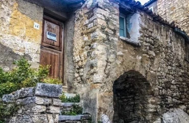 Casas de cidade na Itália são vendidas a 6 reais, próximo a Roma