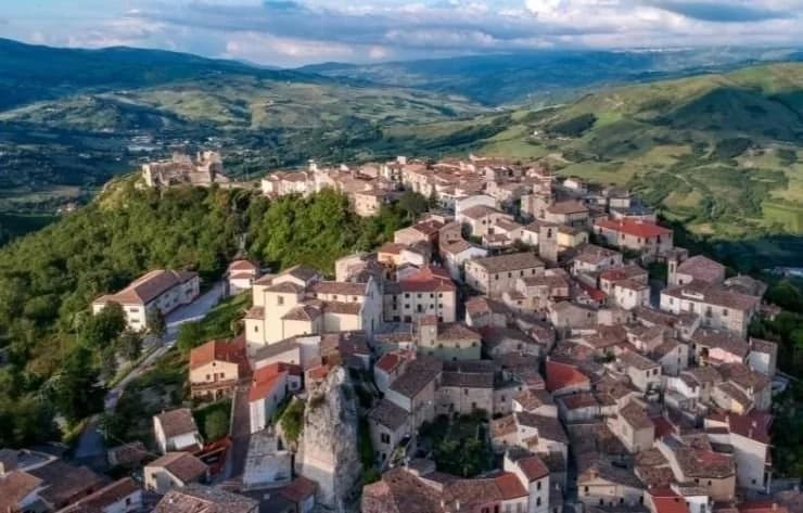 Casas de cidade na Itália são vendidas a 6 reais, próximo a Roma