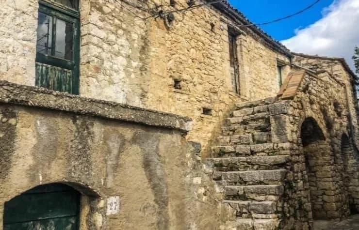 Casas de cidade na Itália são vendidas a 6 reais, próximo a Roma