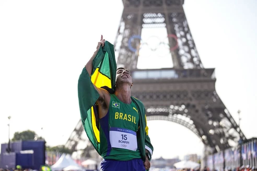 Caio Bonfim comemora a medalha de prata em Paris