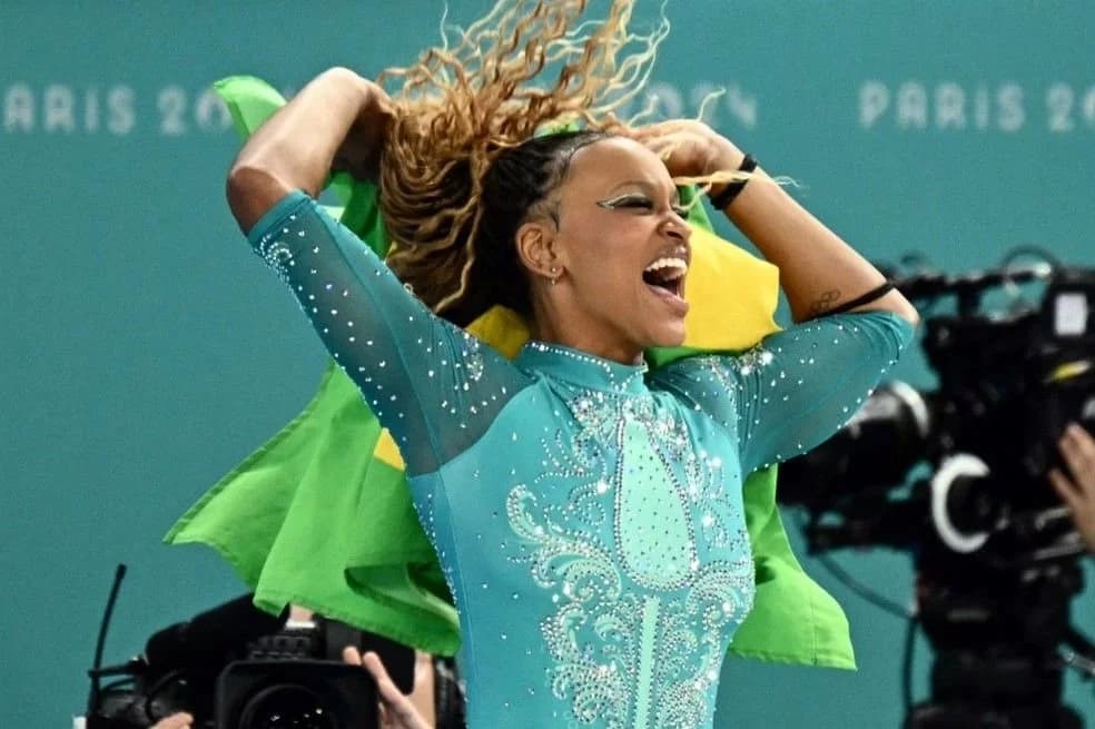 Rebeca Andrade comemora o ouro no solo