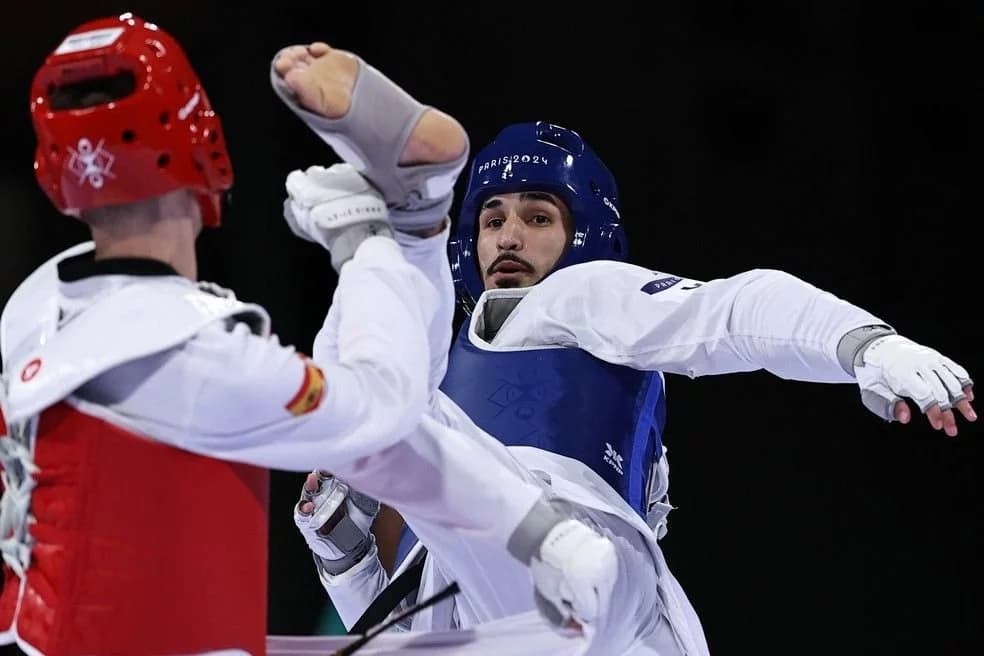 Edival Pontes, do Brasil, vence o espanhol Javier Perez Polo para levar medalha de bronze no taekwondo