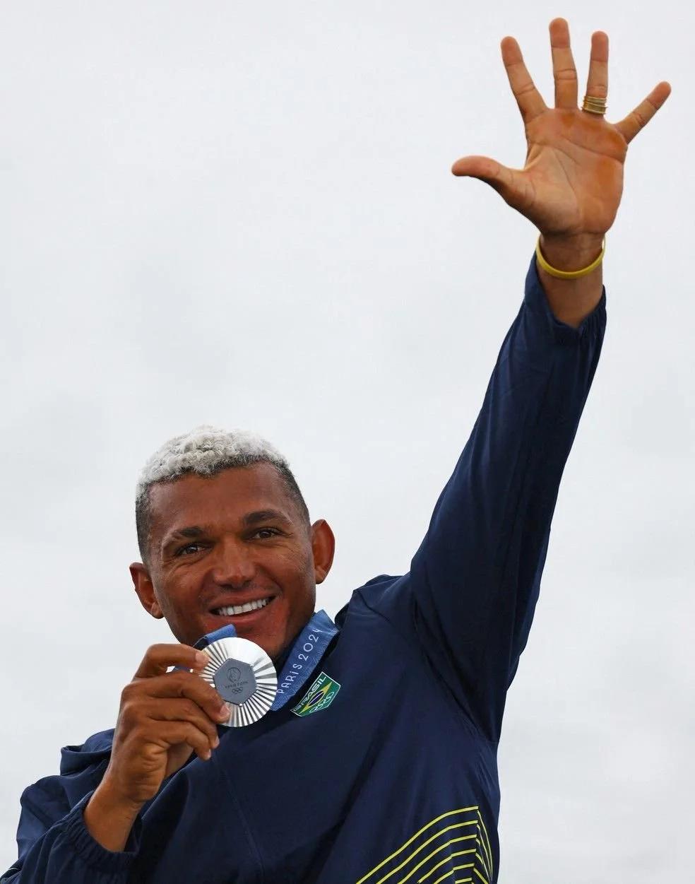 Isaquias é prata e comemora com a o gesto que representa o número de medalhas olímpicas da carreira