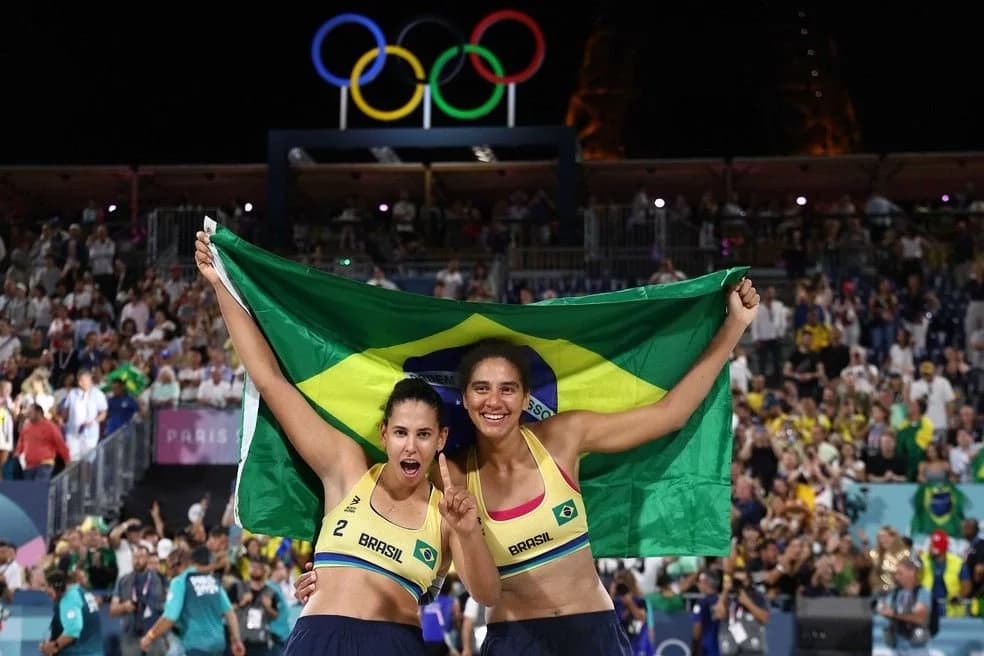 Ana Patrícia e Duda comemoram ouro nas Olimpíadas com bandeira do Brasil