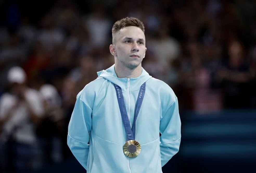 Ivan Litvinovich, de Belarus, não pôde usar as cores de seu país no pódio da ginástica