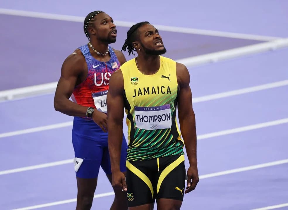 Noah Lyles e Kishane Thompson aguardam a divulgação do resultado da final dos 100 metros rasos dos Jogos Olímpicos de Paris 2024
