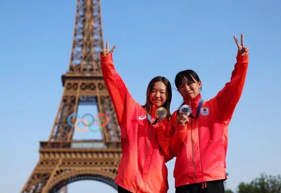 As japonesas Coco Yoshizawa e Liz Akama fizeram dobradinha no skate street em Paris 2024