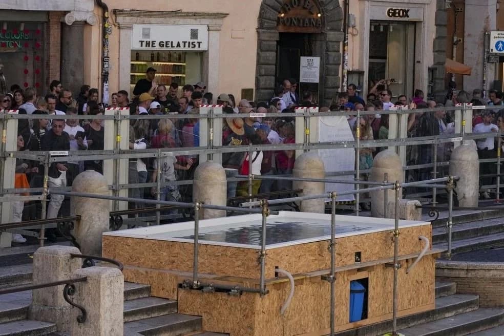 Piscina montada em frente à Fontana di Trevi.