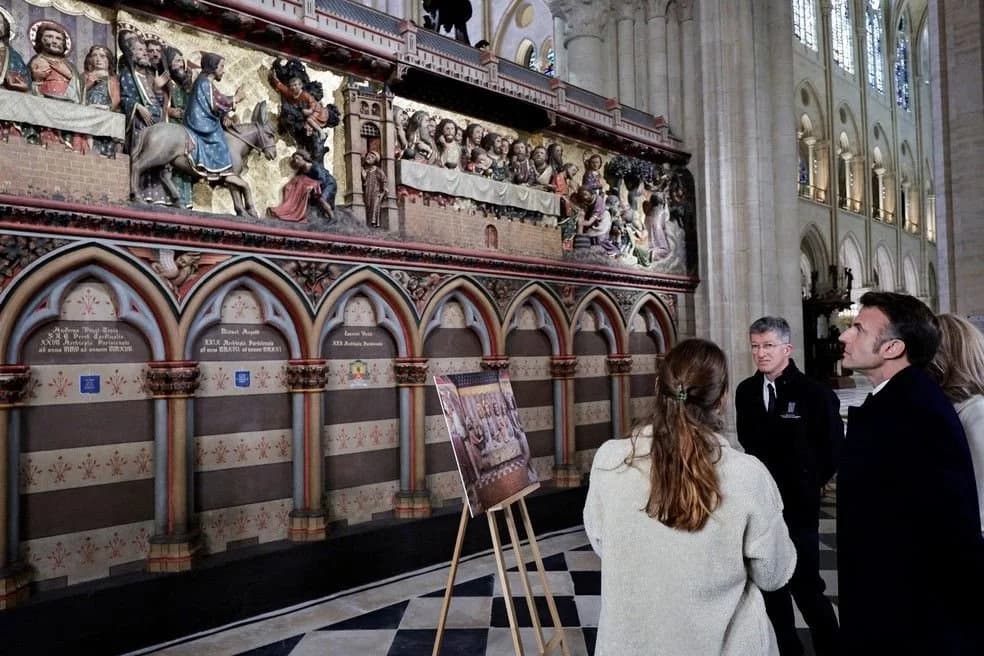 Presidente francês, Emmanuel Macron, visita a Catedral de Notre Dame, em Paris, dias antes da reabertura ao público