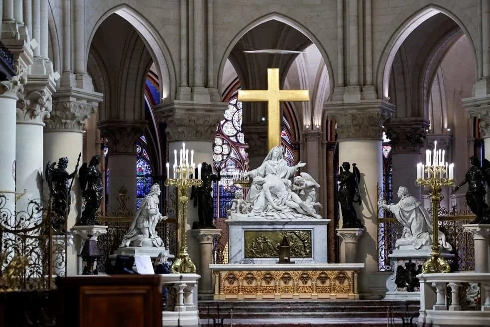 Interior da Catedral de Notre Dame de Paris, na França, em 29 de novembro de 2024