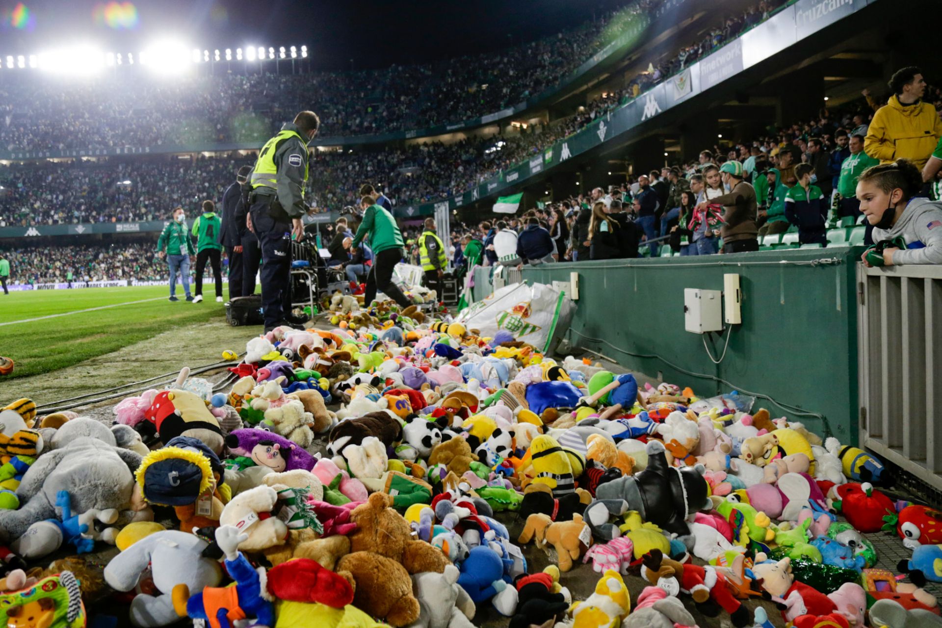 Torcedores holandeses fazem chover bichinhos de pelúcia para crianças  doentes durante jogo de futebol